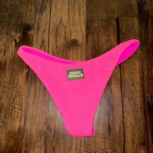 NWOT Daily Drills Wavy Bikini Bottoms Size Small Hot Pink‎